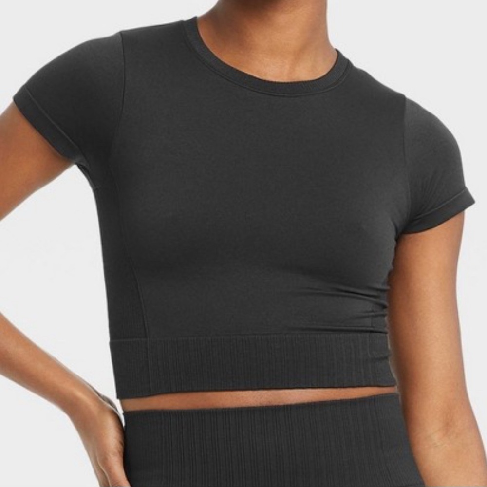 All In Motion Seamless Cropped Tee Active T-Shirt Women’s M Medium 8-10 Black